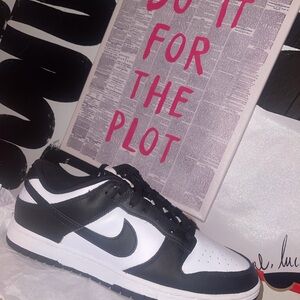 Nike Men's Black and White Low-Top Sneakers